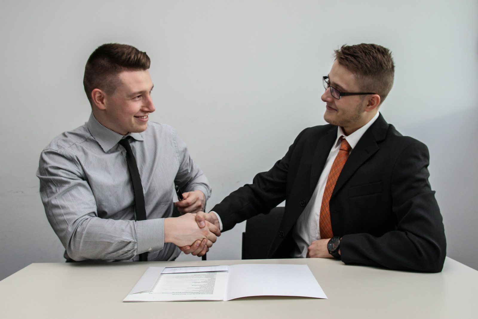 Poignée de main chaleureuse entre deux professionnels lors d'un rendez-vous