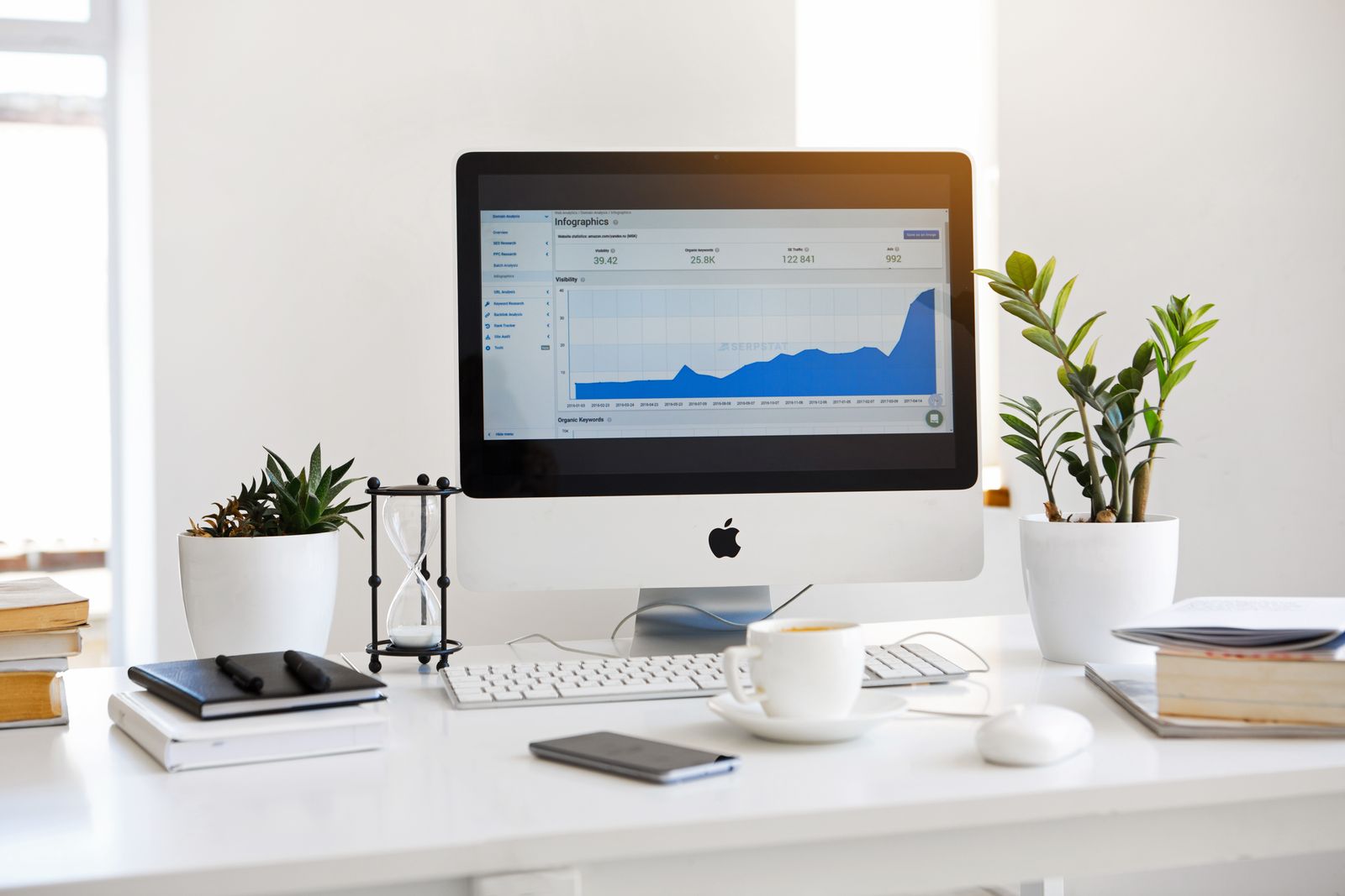 Espace de travail moderne avec écran affichant des statistiques web