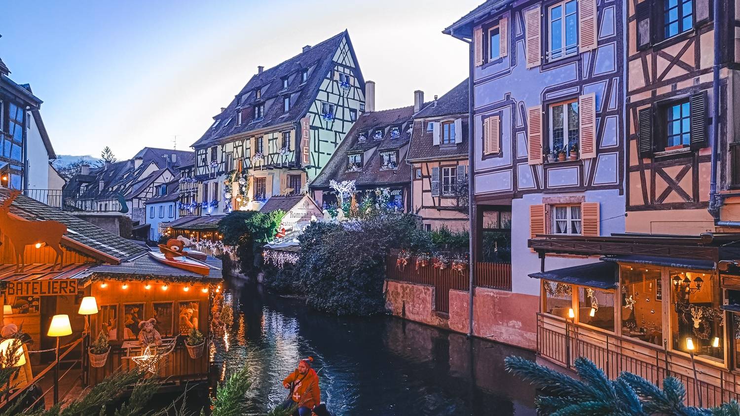 Maisons à colombages typiques d'Alsace au bord de l'eau